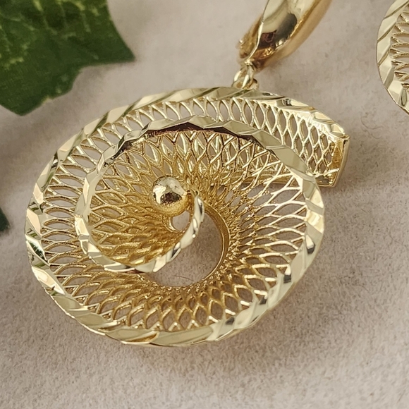 Gold Filled Shell Shape Mesh Swirl Drop Earrings - Picture 4 of 8